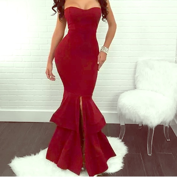 Dresses & Skirts - NWT Red Strapless Gown👗